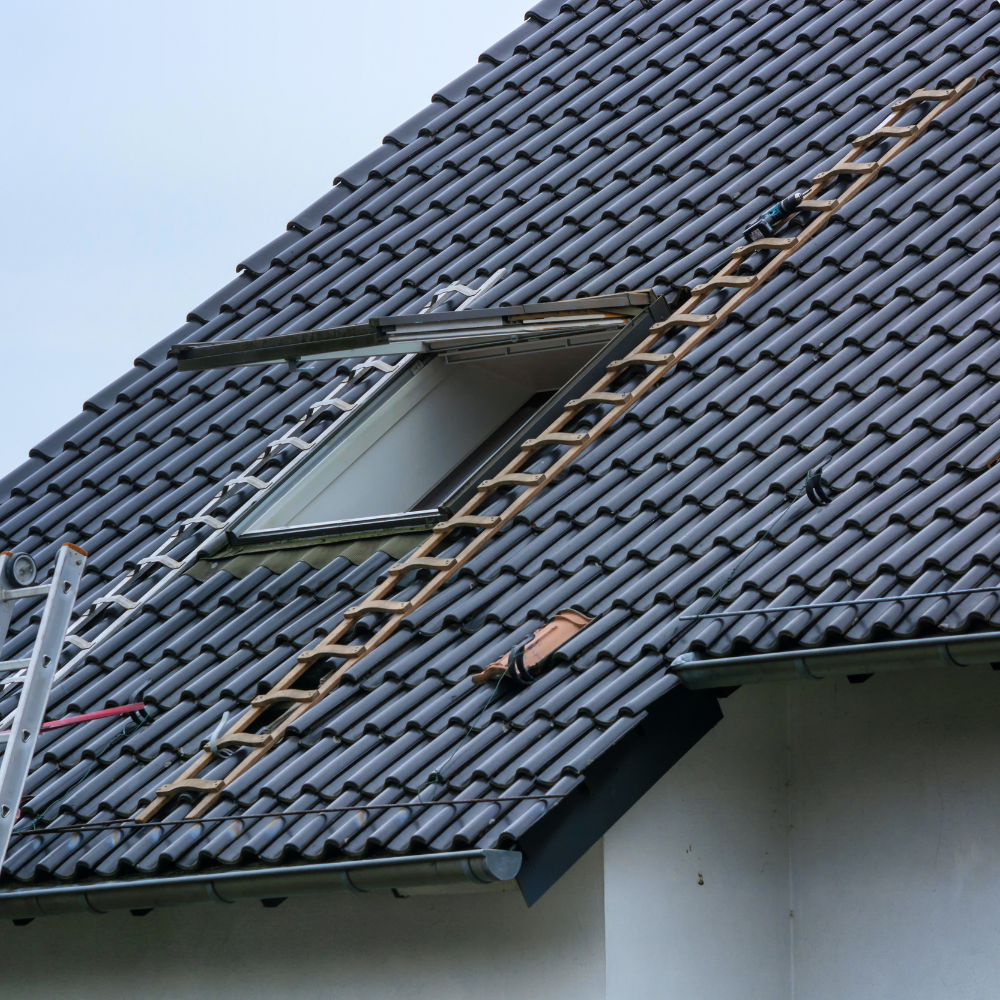 Dachfenstereinbau mit neuer Eindeckung bei einer Dachsanierung